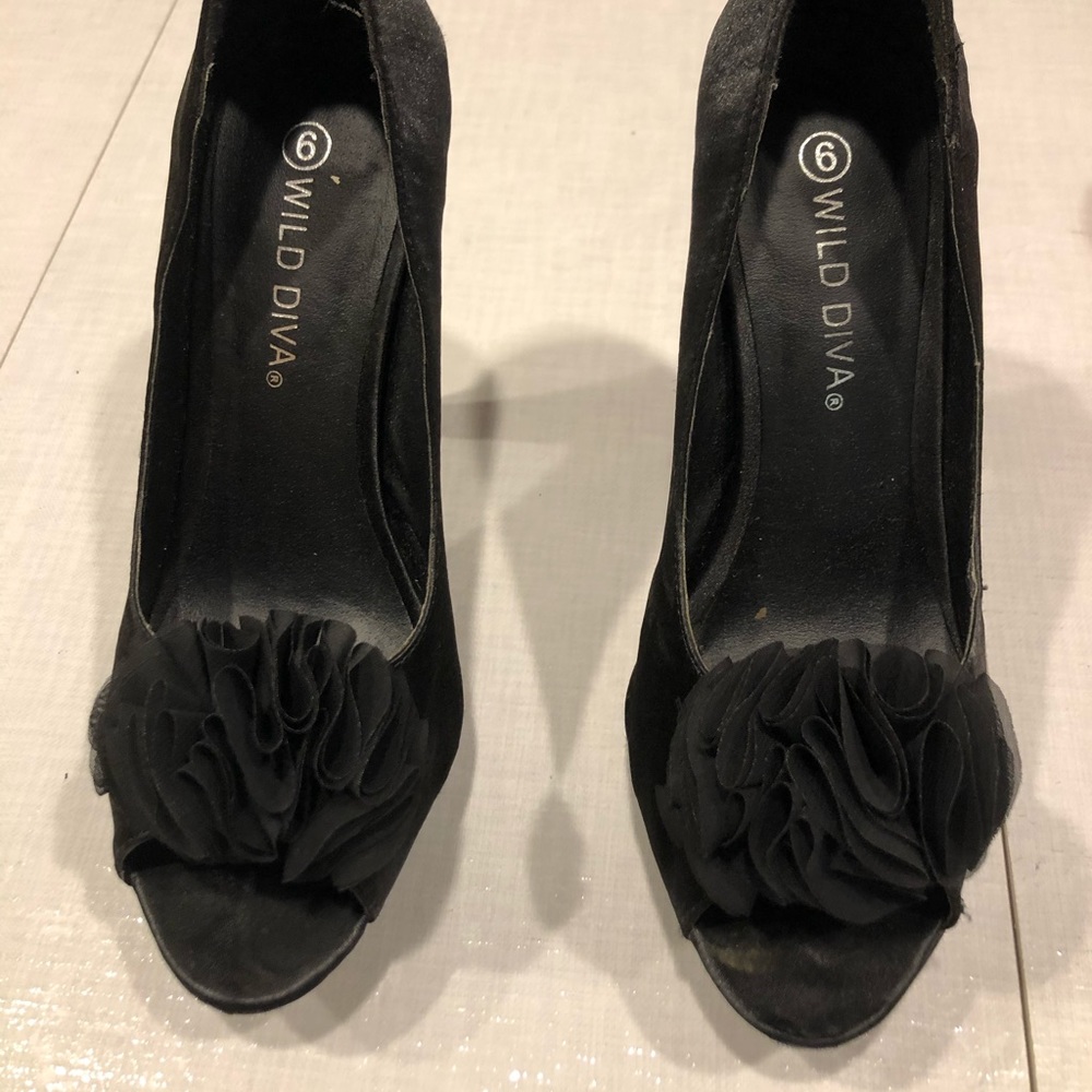 Wild Diva Black satin platform peep toe pump sz6